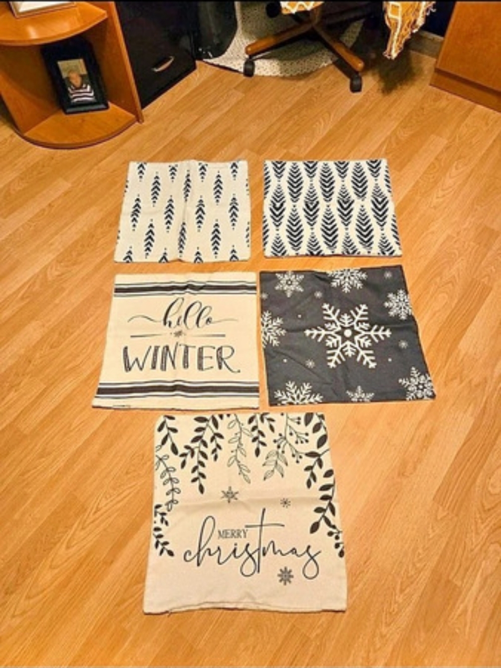Christmas Holiday pillow Cover  Set Of 5 Black & White Like New